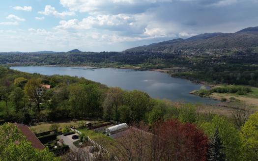 Living in a Single Villa with Pool, Park, and Lake Views