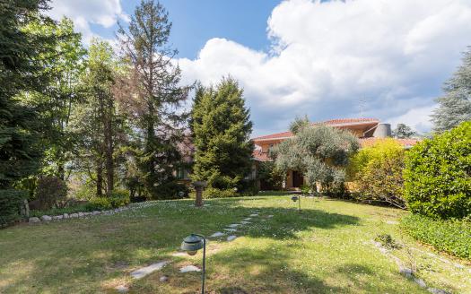 Living in a Single Villa with Pool, Park, and Lake Views