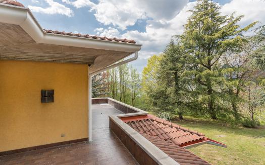 Living in a Single Villa with Pool, Park, and Lake Views