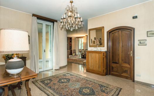 Living in a Single Villa with Pool, Park, and Lake Views