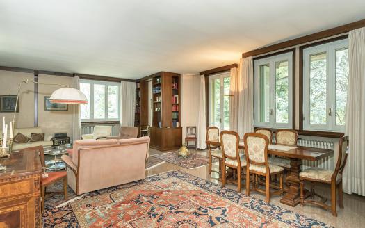 Living in a Single Villa with Pool, Park, and Lake Views