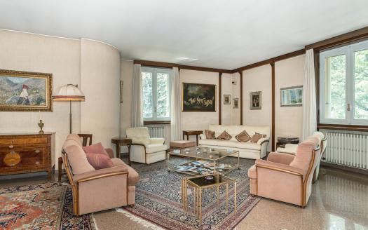 Living in a Single Villa with Pool, Park, and Lake Views