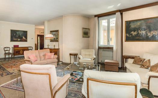 Living in a Single Villa with Pool, Park, and Lake Views