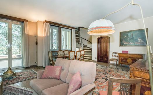 Living in a Single Villa with Pool, Park, and Lake Views