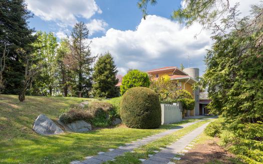 Living in a Single Villa with Pool, Park, and Lake Views