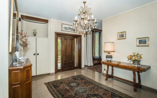 Living in a Single Villa with Pool, Park, and Lake Views