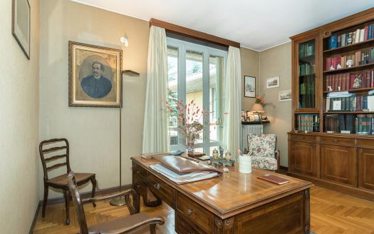 Living in a Single Villa with Pool, Park, and Lake Views