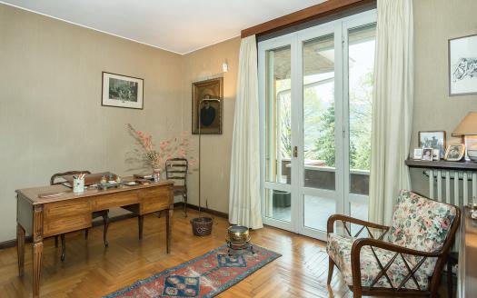 Living in a Single Villa with Pool, Park, and Lake Views