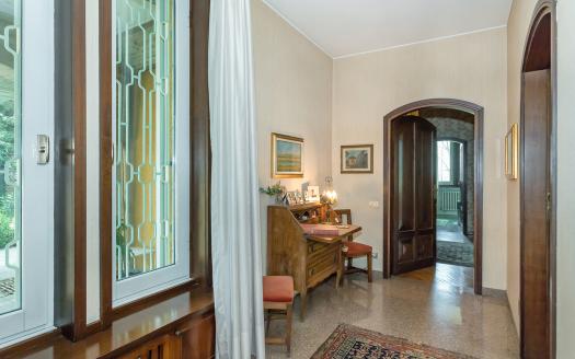 Living in a Single Villa with Pool, Park, and Lake Views