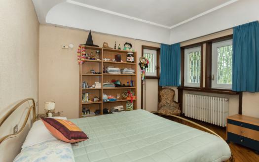 Living in a Single Villa with Pool, Park, and Lake Views