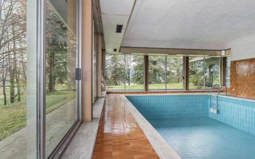 Living in a Single Villa with Pool, Park, and Lake Views