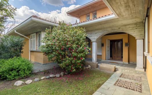 Living in a Single Villa with Pool, Park, and Lake Views