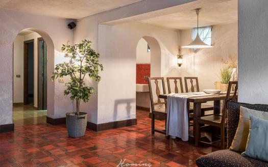 Casatenovo, Ampia Villa in Vendita con Possibilità di Ristrutturazione Inclusa