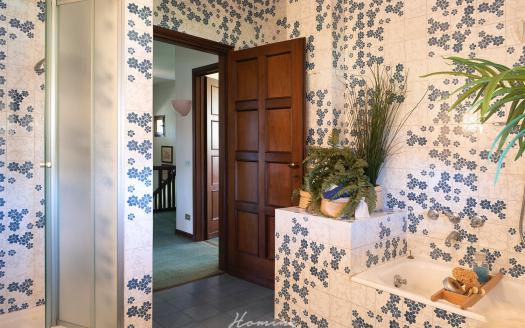 Casatenovo, Ampia Villa in Vendita con Possibilità di Ristrutturazione Inclusa