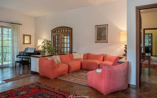 Casatenovo, Ampia Villa in Vendita con Possibilità di Ristrutturazione Inclusa