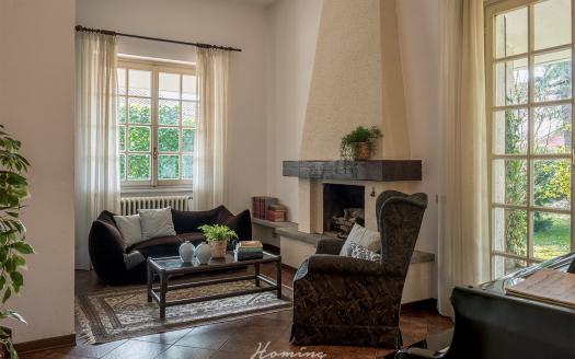 Casatenovo, Ampia Villa in Vendita con Possibilità di Ristrutturazione Inclusa