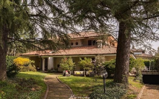 Casatenovo, Ampia Villa in Vendita con Possibilità di Ristrutturazione Inclusa