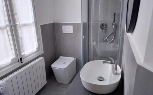 Investimento Immobiliare a Cernobbio: Monolocale Ideale per Affitti Turistici sul Lago di Como