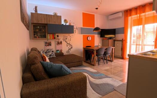 Trilocale ristrutturato a Lecco: comfort e posizione strategica