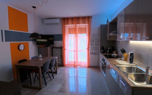 Trilocale ristrutturato a Lecco: comfort e posizione strategica