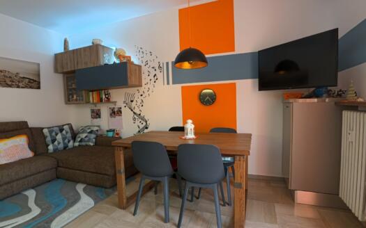 Trilocale ristrutturato a Lecco: comfort e posizione strategica