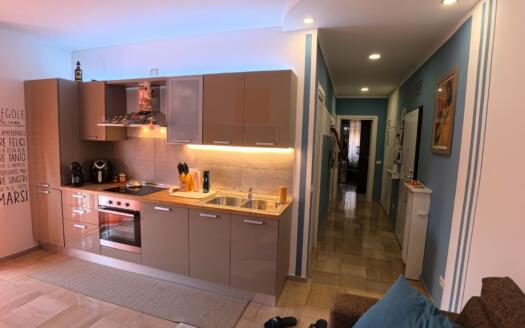 Trilocale ristrutturato a Lecco: comfort e posizione strategica