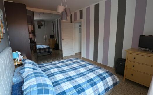 Trilocale ristrutturato a Lecco: comfort e posizione strategica