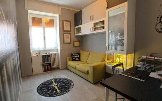 Trilocale ristrutturato a Lecco: comfort e posizione strategica