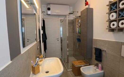 Trilocale ristrutturato a Lecco: comfort e posizione strategica