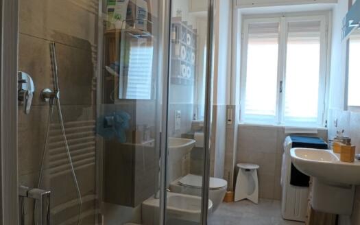 Trilocale ristrutturato a Lecco: comfort e posizione strategica