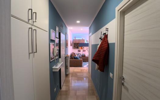 Trilocale ristrutturato a Lecco: comfort e posizione strategica