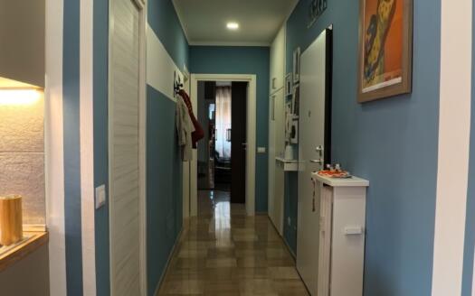 Trilocale ristrutturato a Lecco: comfort e posizione strategica