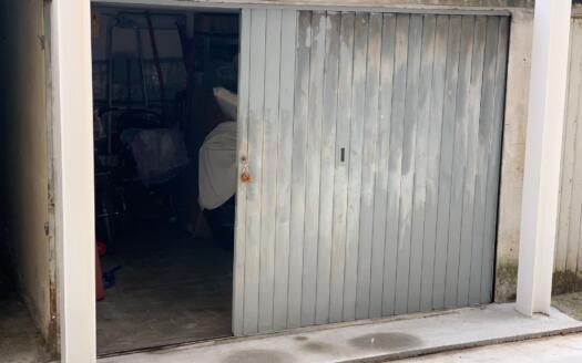 Trilocale ristrutturato a Lecco: comfort e posizione strategica