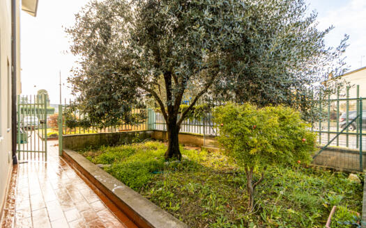 Quadrilocale con taverna e spazi esterni a Roncello