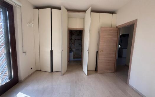 Ampia Villa con Piscina Interna e Parco Privato tra Milano e Como