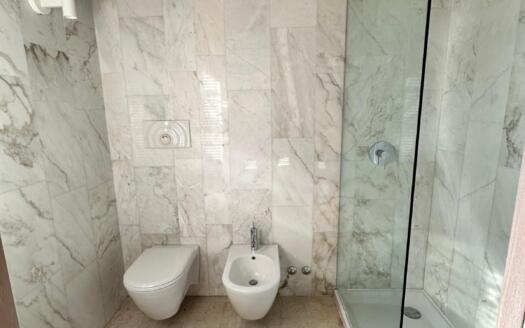 Ampia Villa con Piscina Interna e Parco Privato tra Milano e Como