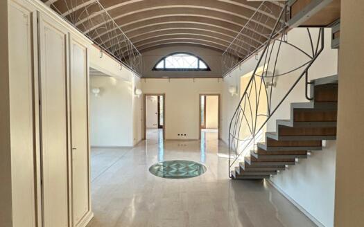 Ampia Villa con Piscina Interna e Parco Privato tra Milano e Como