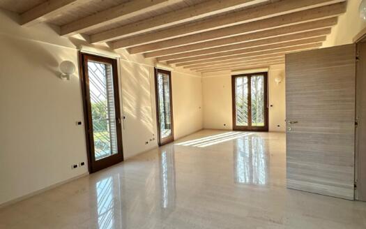 Ampia Villa con Piscina Interna e Parco Privato tra Milano e Como