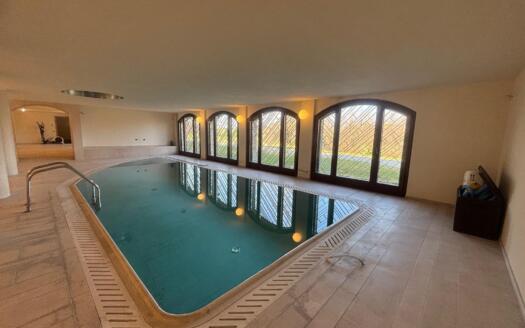 Ampia Villa con Piscina Interna e Parco Privato tra Milano e Como