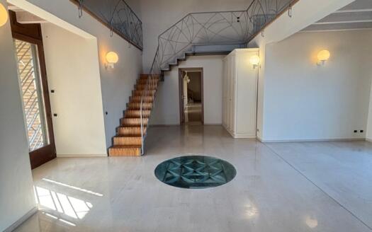 Ampia Villa con Piscina Interna e Parco Privato tra Milano e Como