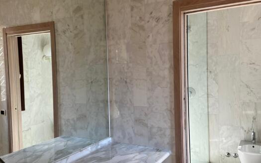 Ampia Villa con Piscina Interna e Parco Privato tra Milano e Como