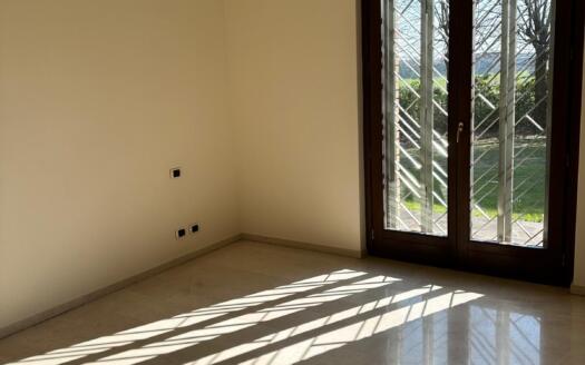 Ampia Villa con Piscina Interna e Parco Privato tra Milano e Como