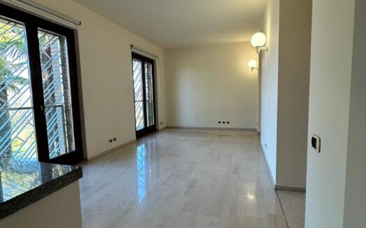 Ampia Villa con Piscina Interna e Parco Privato tra Milano e Como
