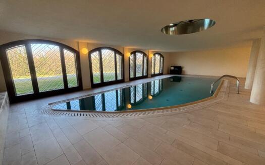 Ampia Villa con Piscina Interna e Parco Privato tra Milano e Como