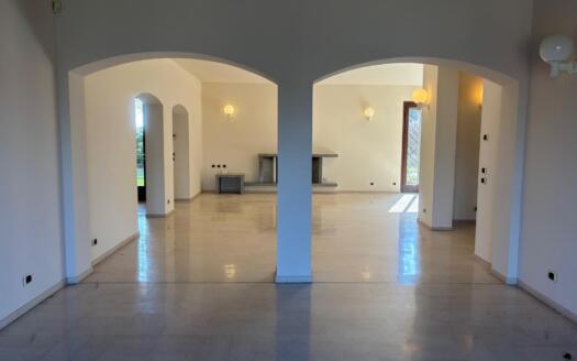 Ampia Villa con Piscina Interna e Parco Privato tra Milano e Como
