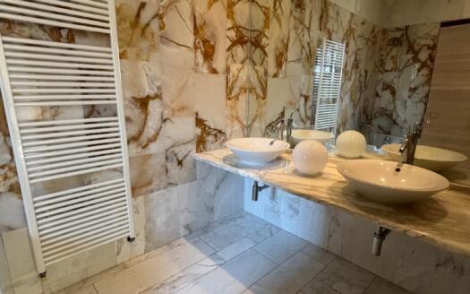Ampia Villa con Piscina Interna e Parco Privato tra Milano e Como