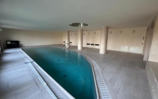Ampia Villa con Piscina Interna e Parco Privato tra Milano e Como