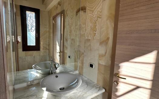 Ampia Villa con Piscina Interna e Parco Privato tra Milano e Como