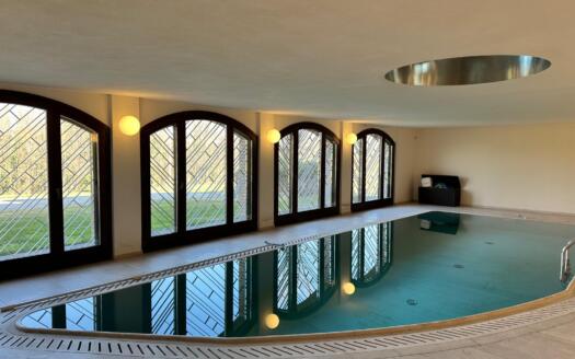 Ampia Villa con Piscina Interna e Parco Privato tra Milano e Como
