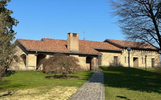 Ampia Villa con Piscina Interna e Parco Privato tra Milano e Como